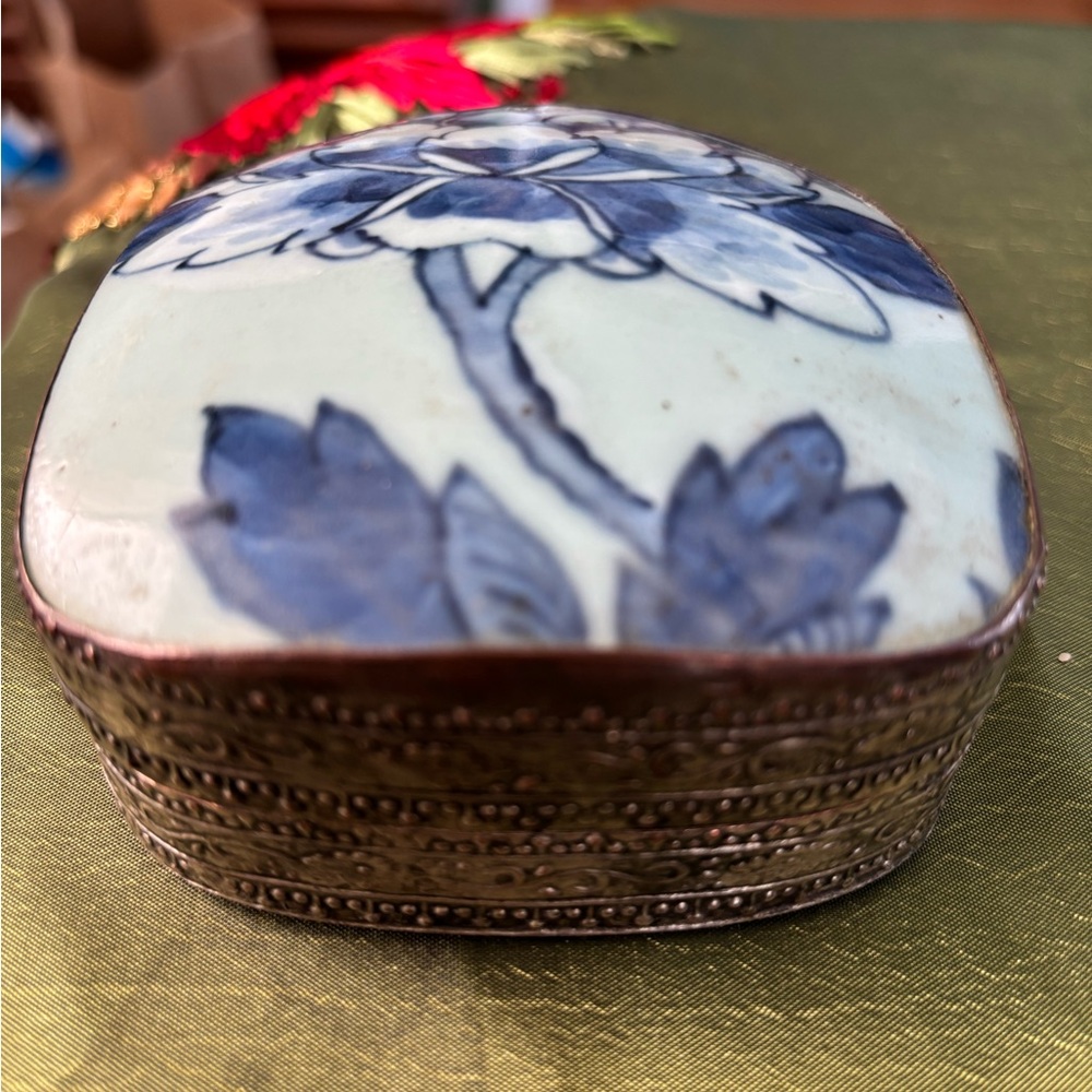 Vintage Decorative Blue and White Floral Porcelain/Metal Small Box